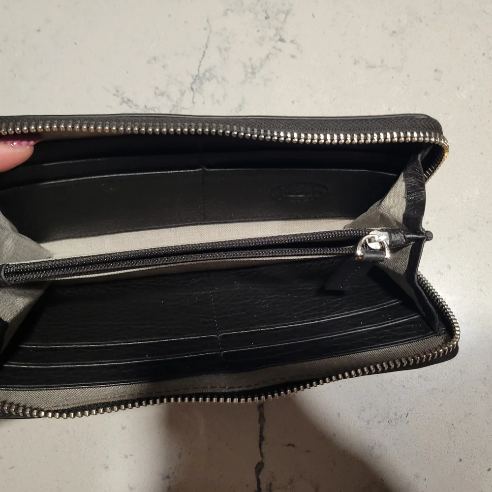 Roots Black Leather Zippered Wallet - Picture 6 of 6